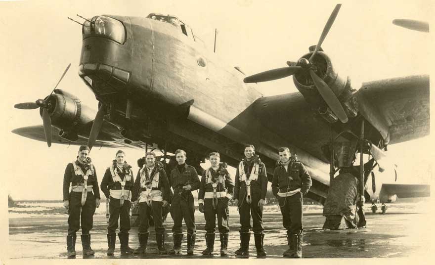 Crew_at_RAF_-Winthorpe-March1944_Short-Stirling