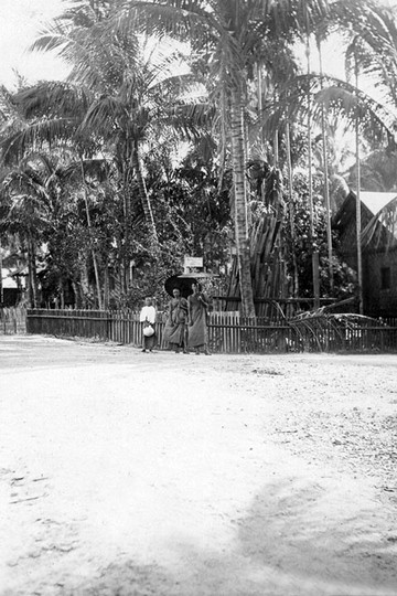 Pyinmana 1906 - the monks